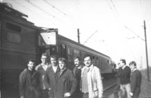 zakoczenie prby : pocig prbny w skadzie lokomotywa EP-05, wagon osobowy i platforma z prbn kabin migowca W3 'Sok' - od lewej do prawej - przedstawiciel CNTK, K. Was z WSK widnik, 3 pracownicy lokomotywowni Olszynka Groch., R. Wodzicki, pracownicy WSK widnik